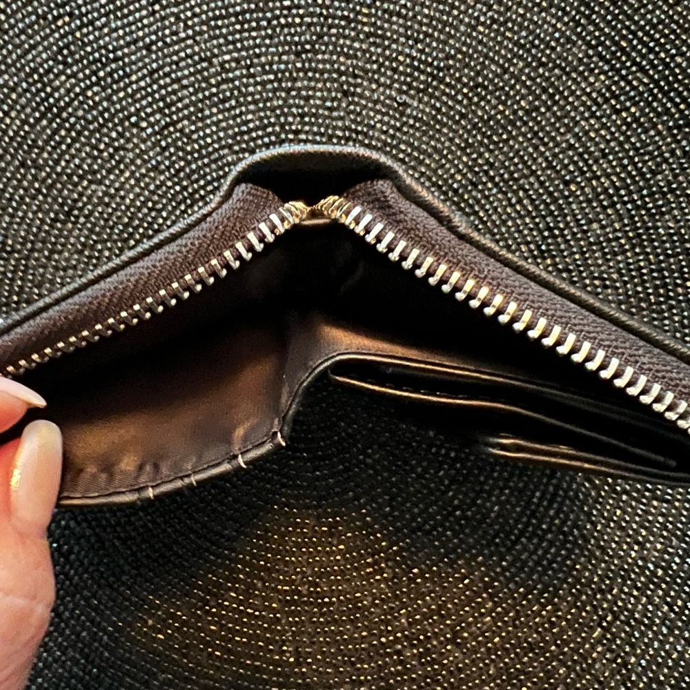 Guess Wallet - Picture 2 of 7